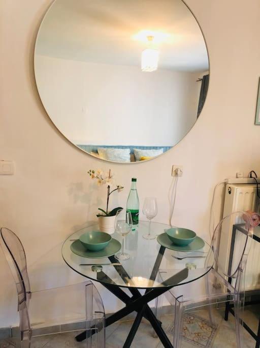 Cosy Studio Design With Modern Bathroom Vaureal Esterno foto