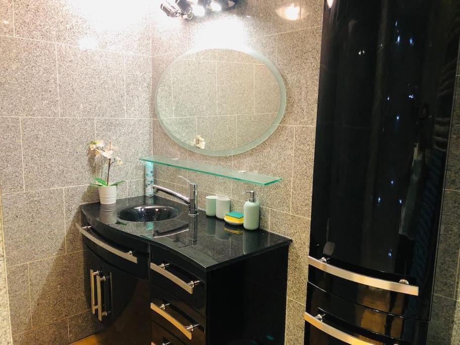 Cosy Studio Design With Modern Bathroom Vaureal Esterno foto