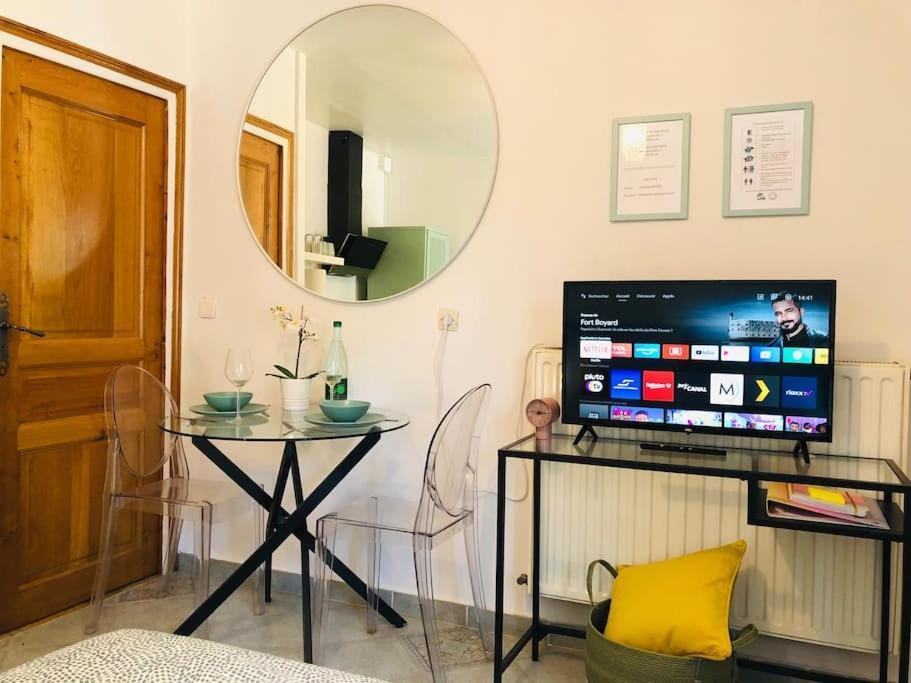 Cosy Studio Design With Modern Bathroom Vaureal Esterno foto