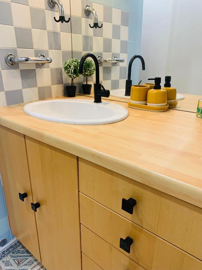 Cosy Studio Design With Modern Bathroom Vaureal Esterno foto