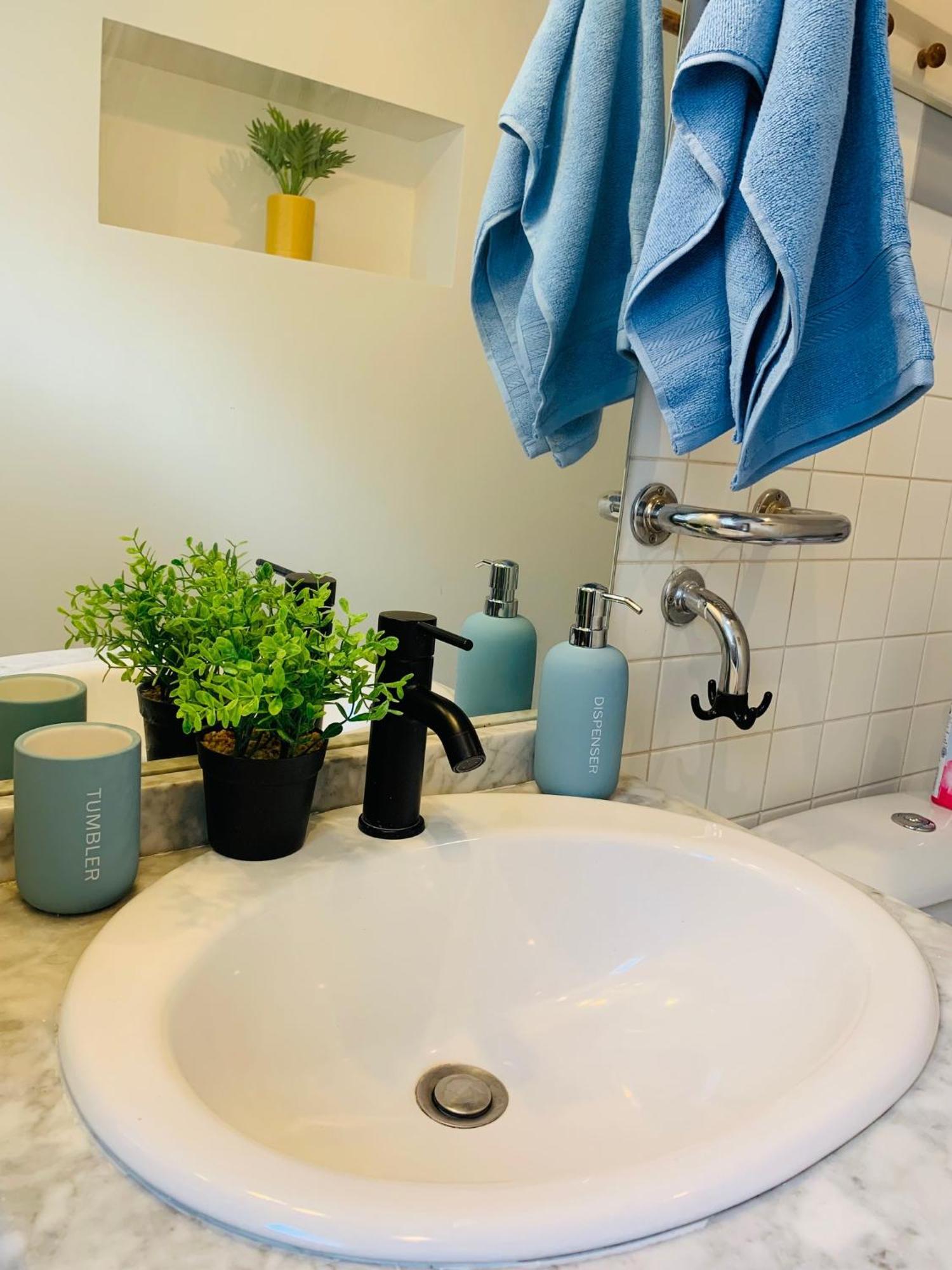 Cosy Studio Design With Modern Bathroom Vaureal Esterno foto