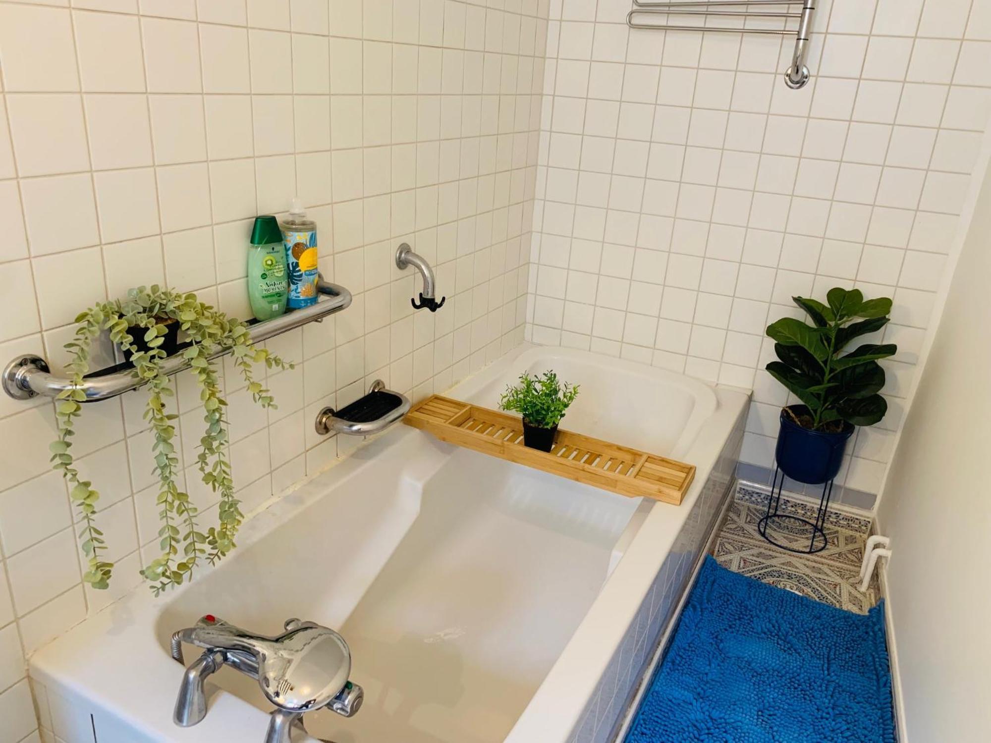 Cosy Studio Design With Modern Bathroom Vaureal Esterno foto
