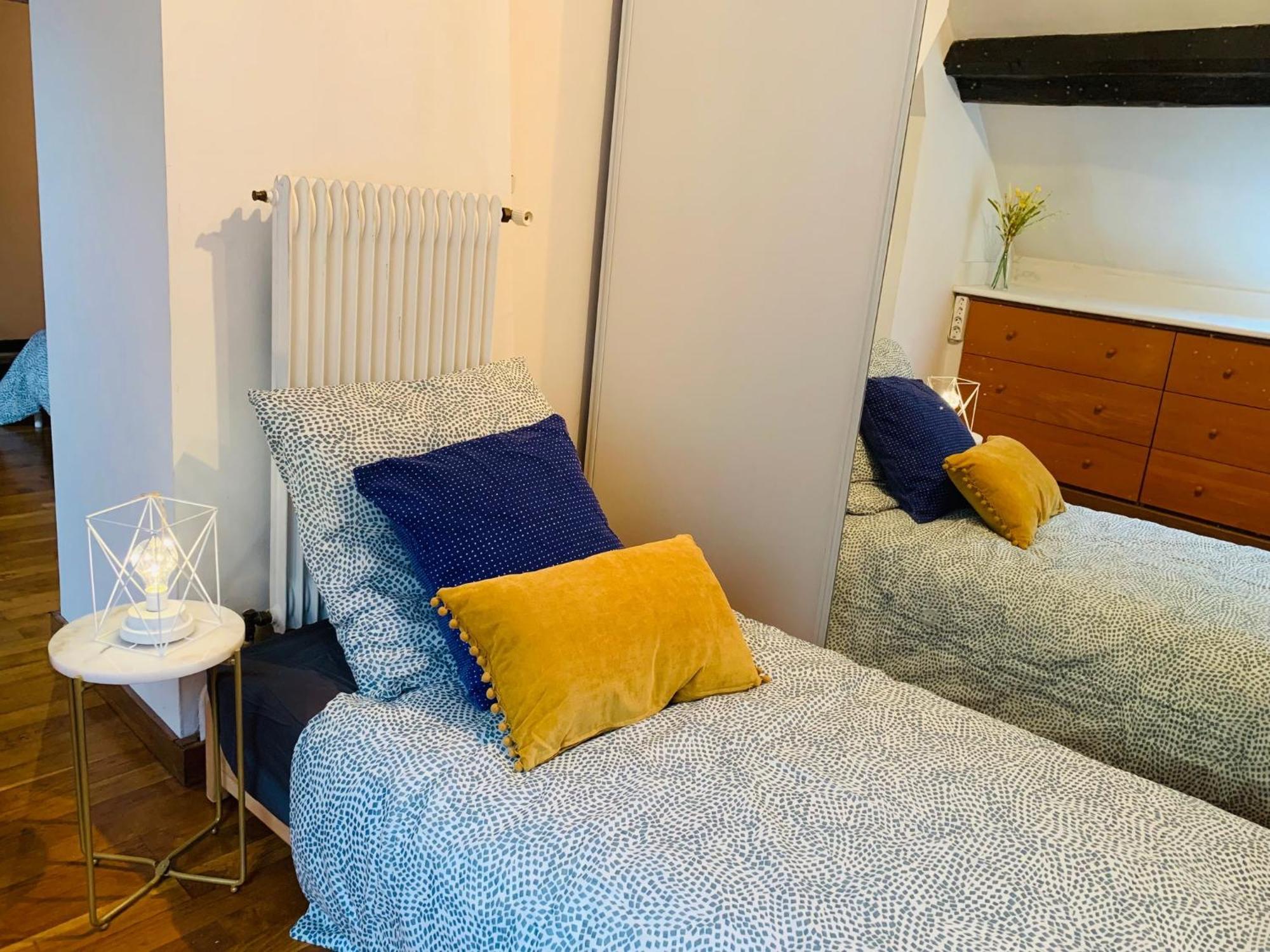 Cosy Studio Design With Modern Bathroom Vaureal Esterno foto