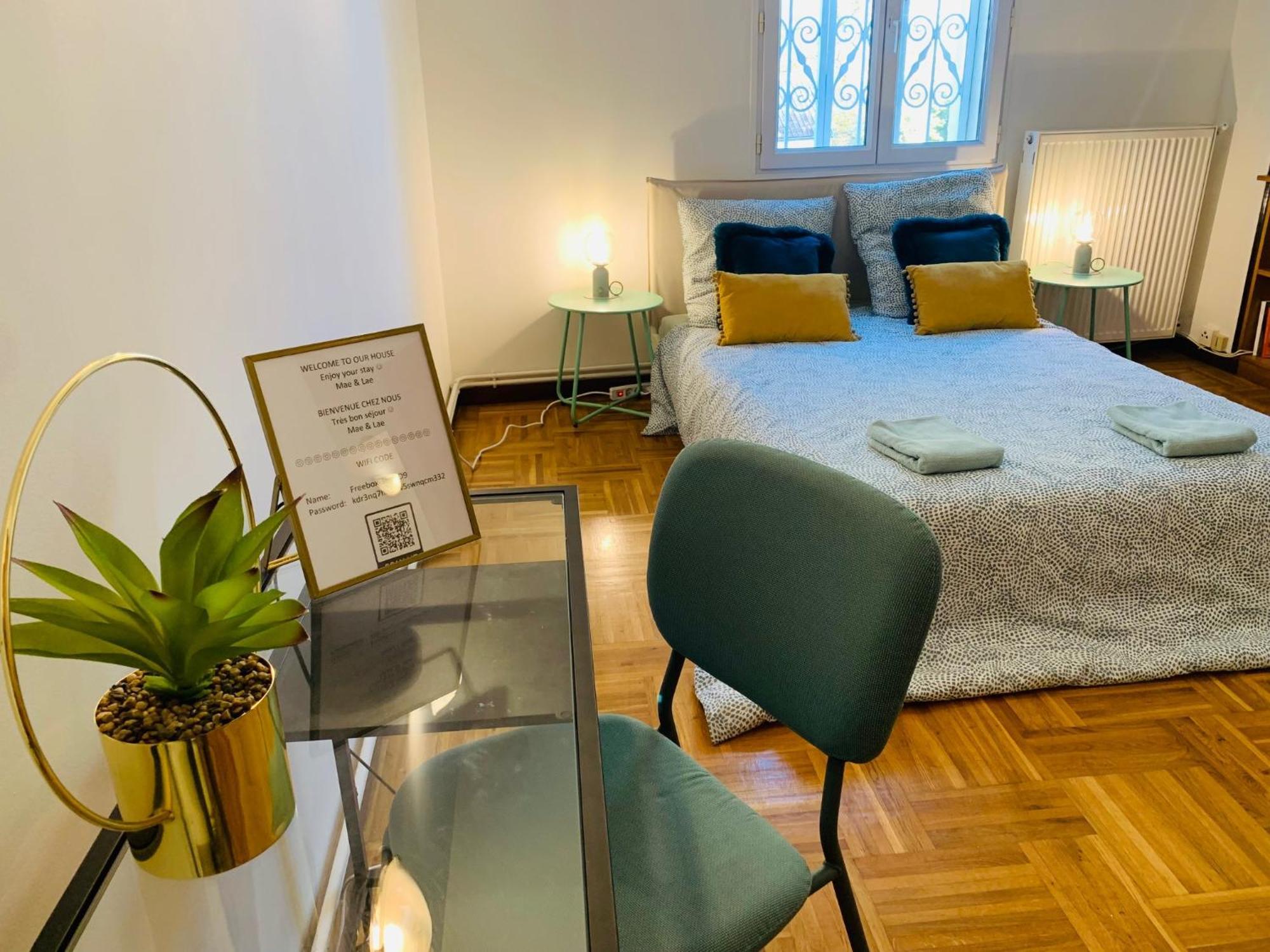 Cosy Studio Design With Modern Bathroom Vaureal Esterno foto